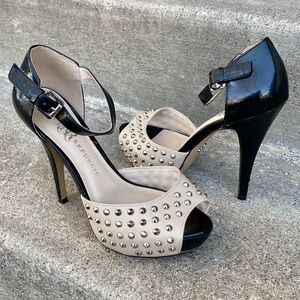 ROCK & REPUBLIC BLACK/ TAN SPIKED HEEL